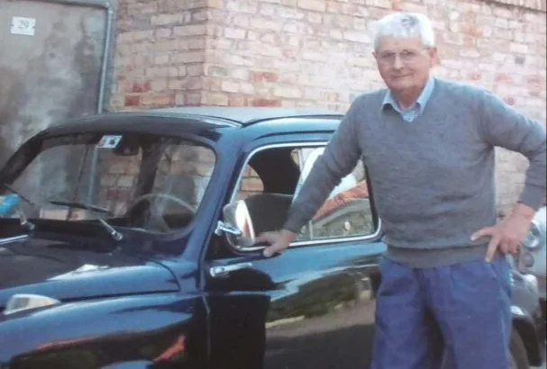 I 90 anni di Luigi Papa a fianco della mitica 600