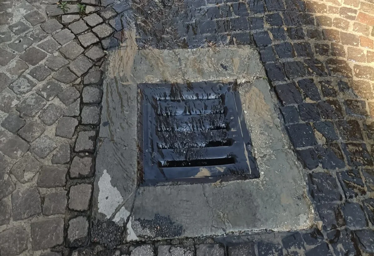 Si rompe una tubatura in via Porta Carrese, chiuso un tratto di strada