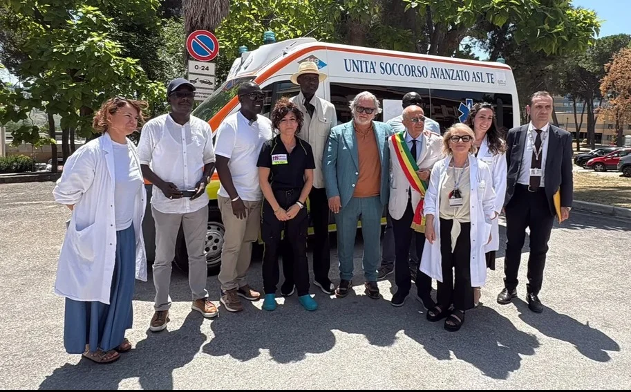FOTO | La Asl di Teramo dona un’ambulanza al Senegal