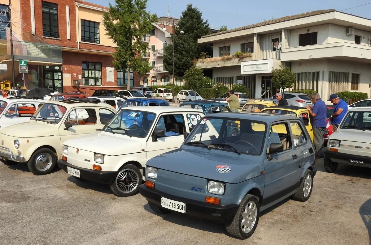 Raduno di Fiat 500 e auto d'epoca, in oltre 150 a Villa Lempa di Civitella del Tronto