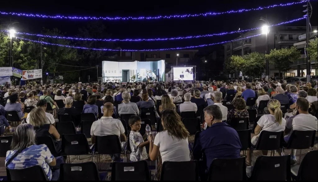 Un vero boom il teatro dialettale "Sotto le Stelle"