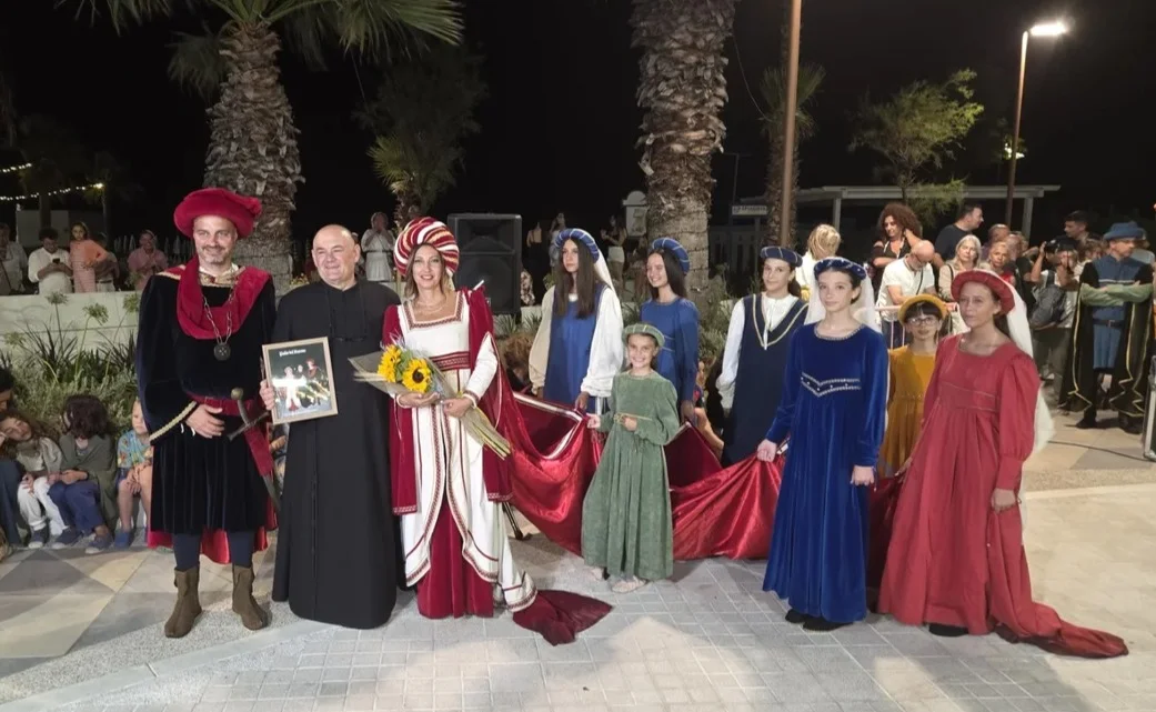 FOTO | Palio del Barone, suggestiva sfilata sul lungomare di Tortoreto