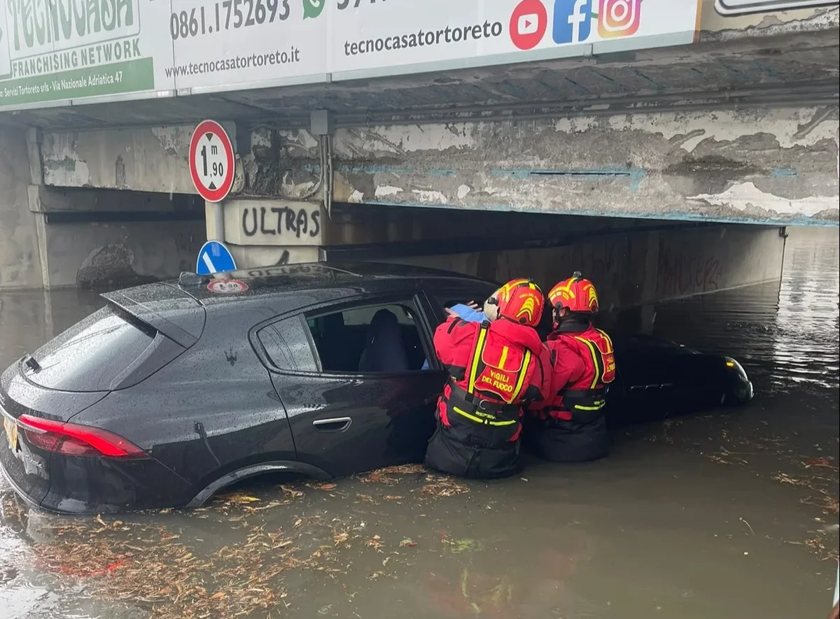 Nubifragio, Maserati bloccata in un sottopasso allagato a Tortoreto: salvata coppia di anziani