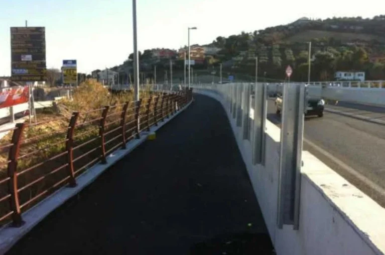 Riapre il ponte sul Tronto con diverse limitazioni