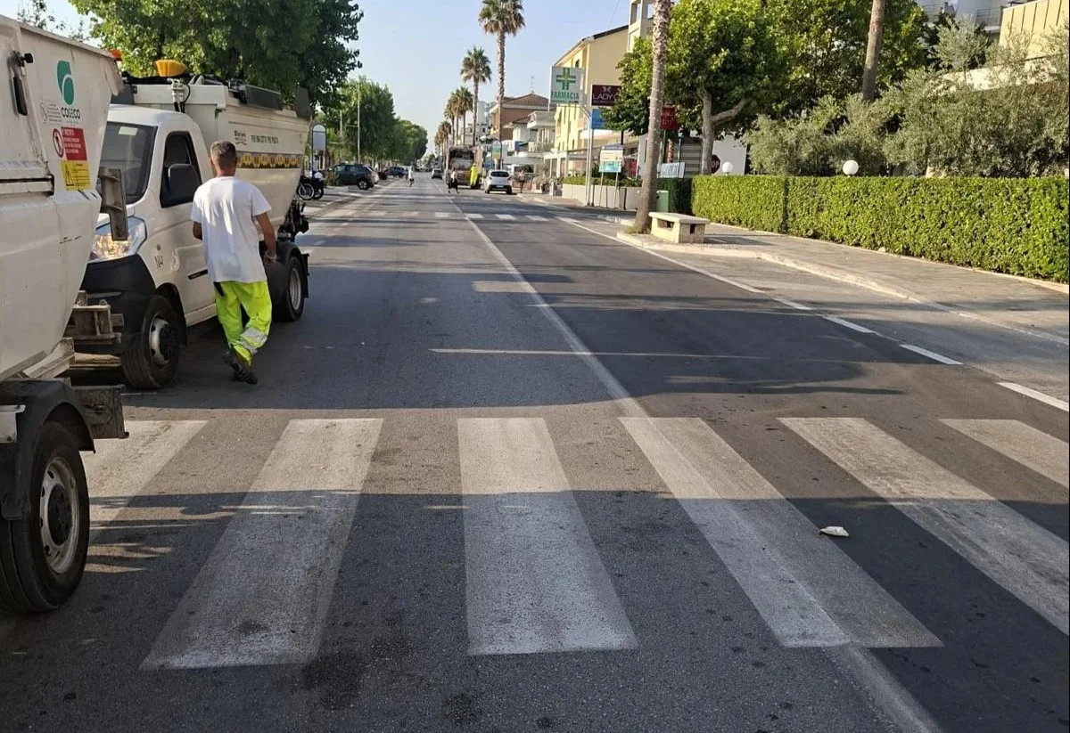 Poliservice: tirato a lustro il lungomare dopo Carnevalba