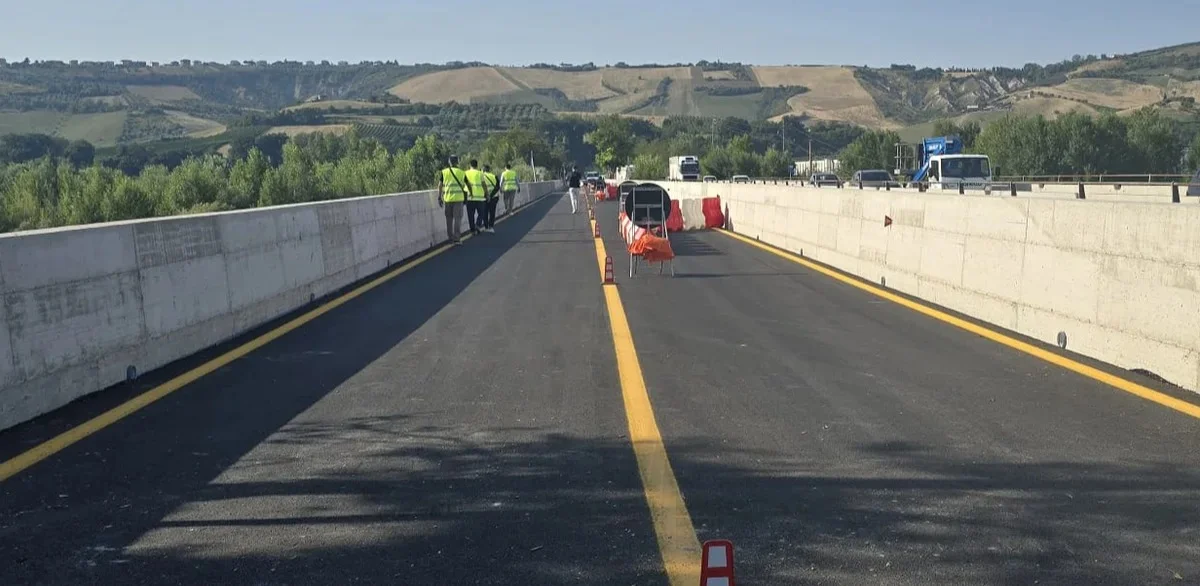 FOTO e VIDEO | Riaperto al traffico il ponte ancaranese sul fiume Tronto