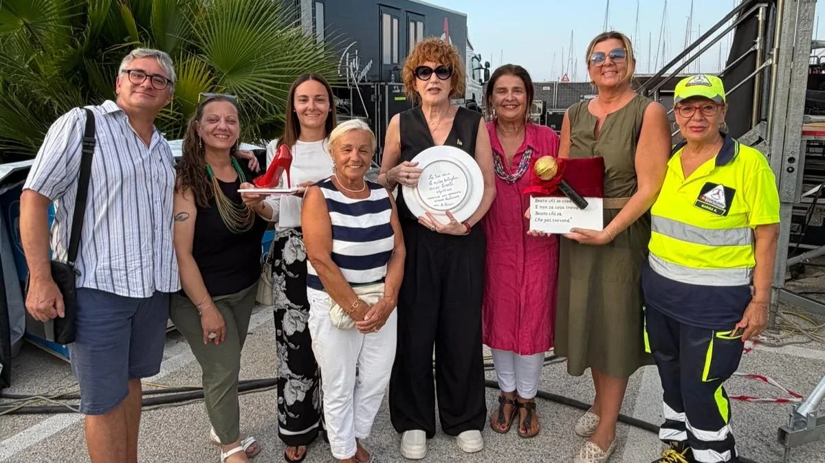 FOTO | Giulianova omaggia Fiorella Mannoia con tre opere in ceramica