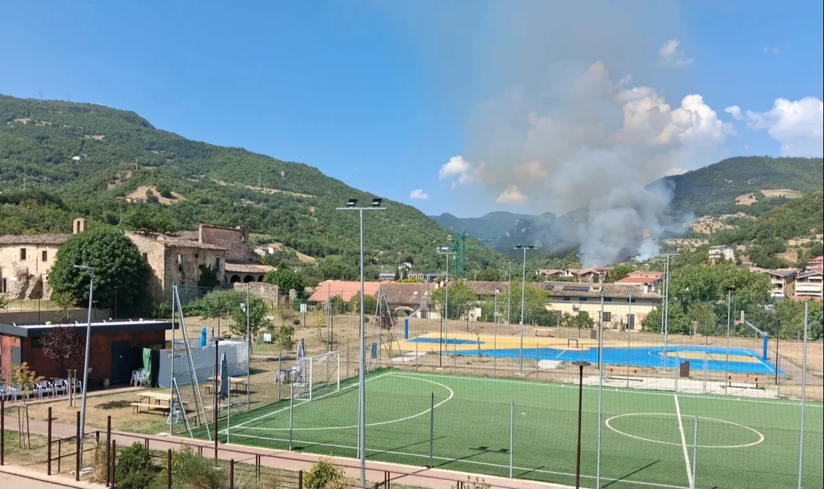 VIDEO | Montorio al Vomano: brucia la zona di Ctr. San Pietro