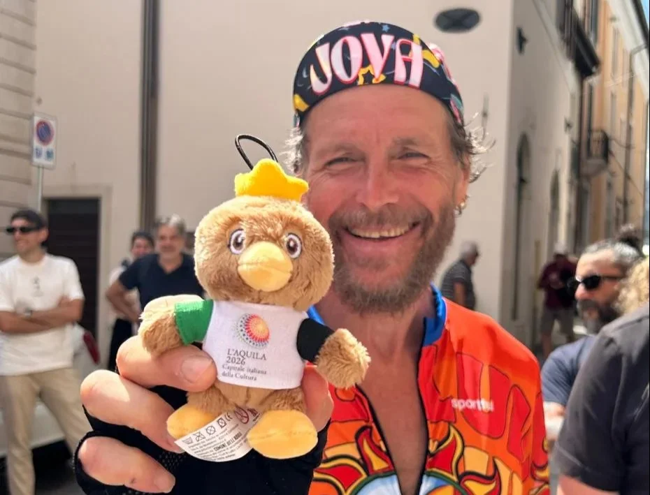 Jovanotti all’Aquila, il Comune gli dona la mascotte di Capitale italiana della Cultura