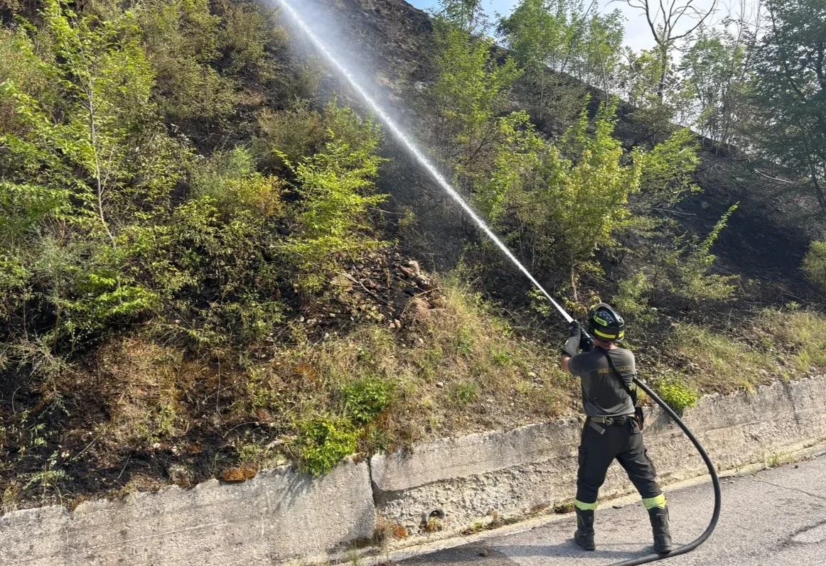 FOTO | Ioanella: incendio di sterpaglie e di vegetazione boschiva