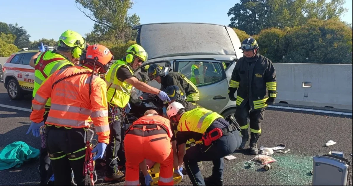FOTO | Si ribalta con l'auto in A14: due feriti in codice rosso