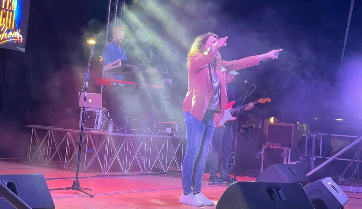 FOTO | Matteo Borghi illumina Alba Adriatica con la sua musica