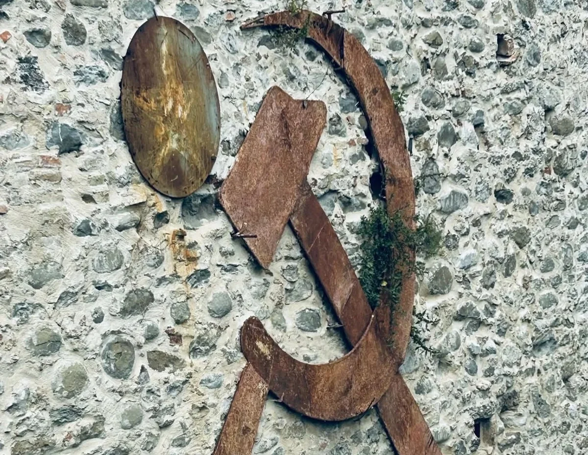 FOTO | Altitonante fa rimuovere la storica falce e martello (con ordinanza urgente)