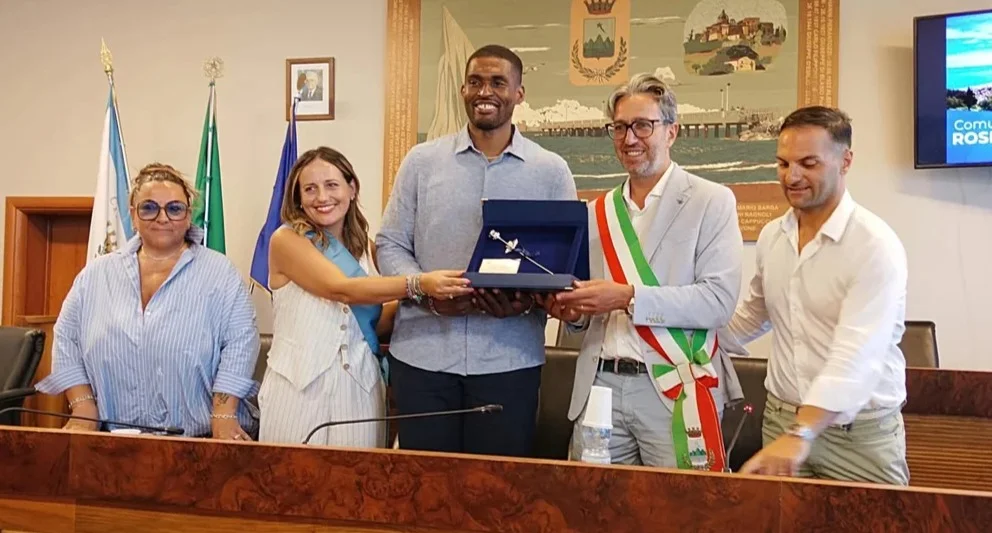 FOTO e VIDEO | Roseto degli Abruzzi consegna la Rosa d'Argento all'ex cestista Brandon Sherrod