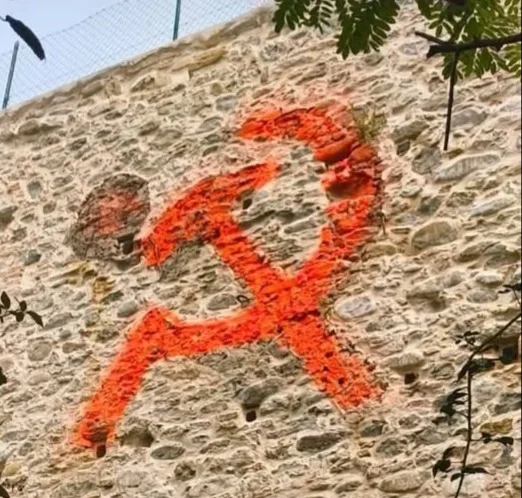A Montorio torna la Falce e Martello,  "lu faggiàune" disegnato di rosso nella notte