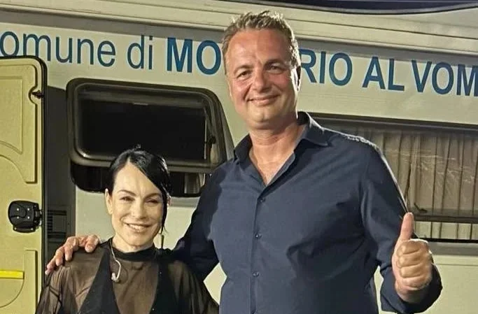 FOTO | Alexia illumina Piazza Diamante a Montorio al Vomano