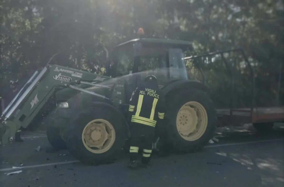 FOTO | Moto contro un trattore a Garrano Alto, in ospedale il centauro 28enne