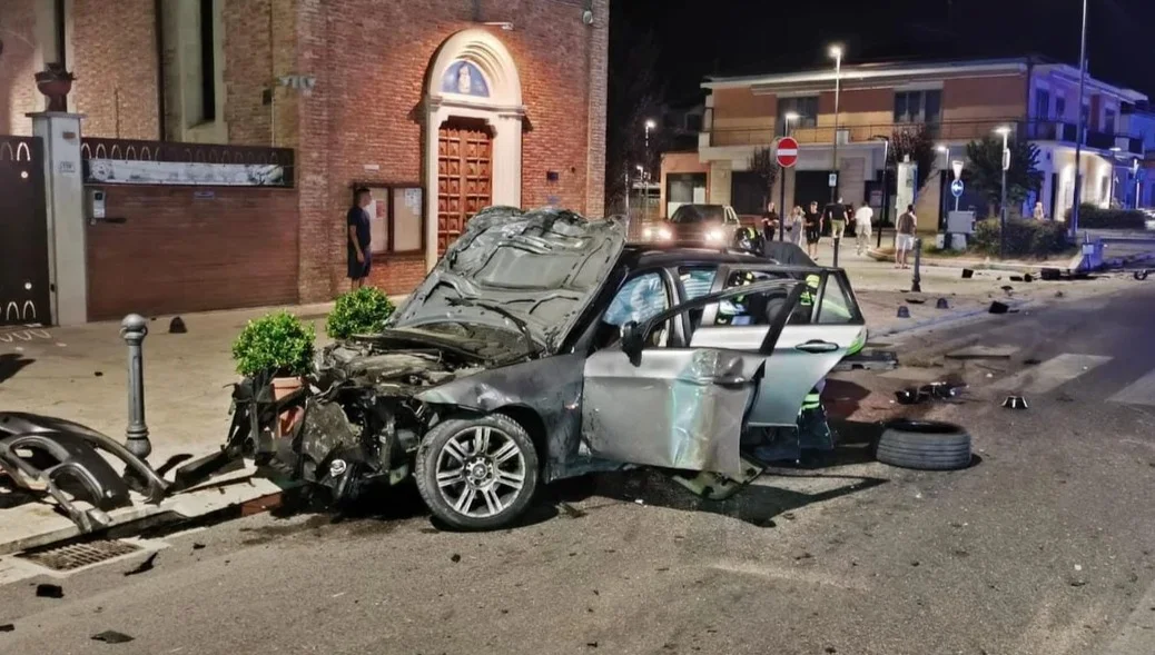 FOTO | Violento scontro tra due auto a Cologna, quattro feriti