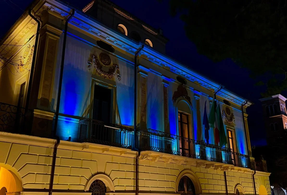 Fibrosi cistica, a Pineto Villa Filiani illuminata di blu
