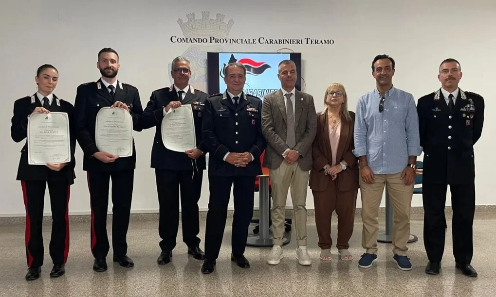 FOTO | Attestato di riconoscenza ai Carabinieri che sventarono una truffa a un'anziana