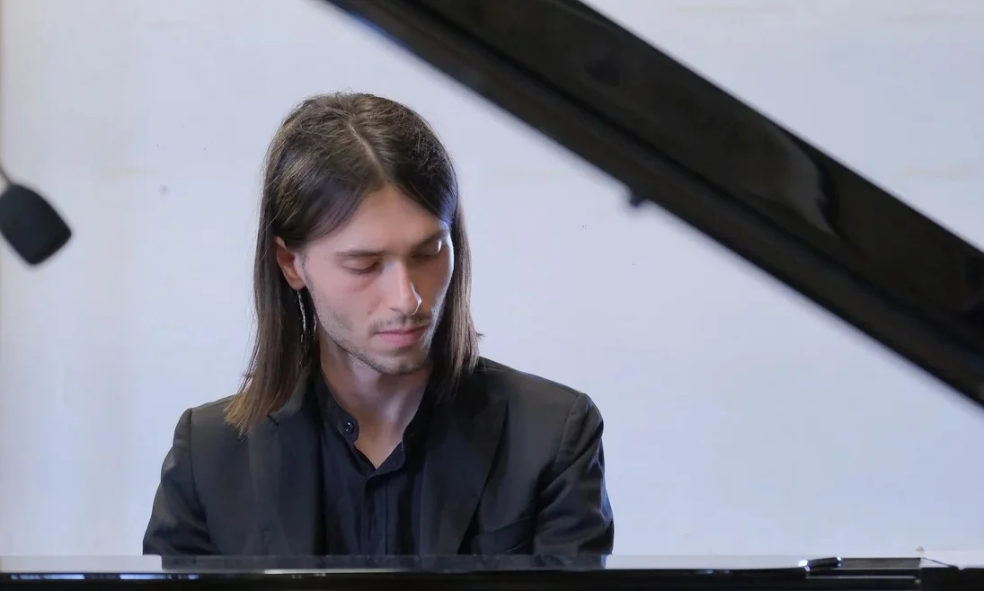 FOTO e VIDEO | Ha 23 anni, è teramano e una fulgida carriera da pianista