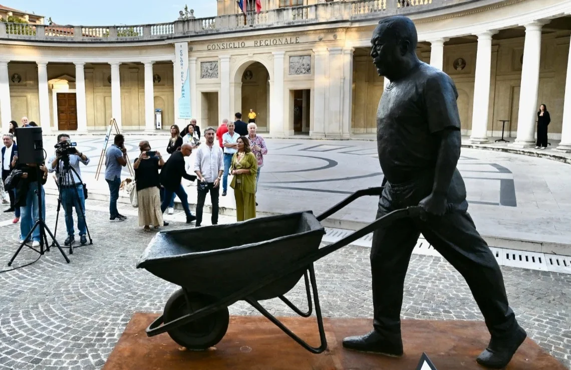 FOTO | Palazzo dell'Emiciclo, inaugurata l'opera dell'artista Ai Weiwei