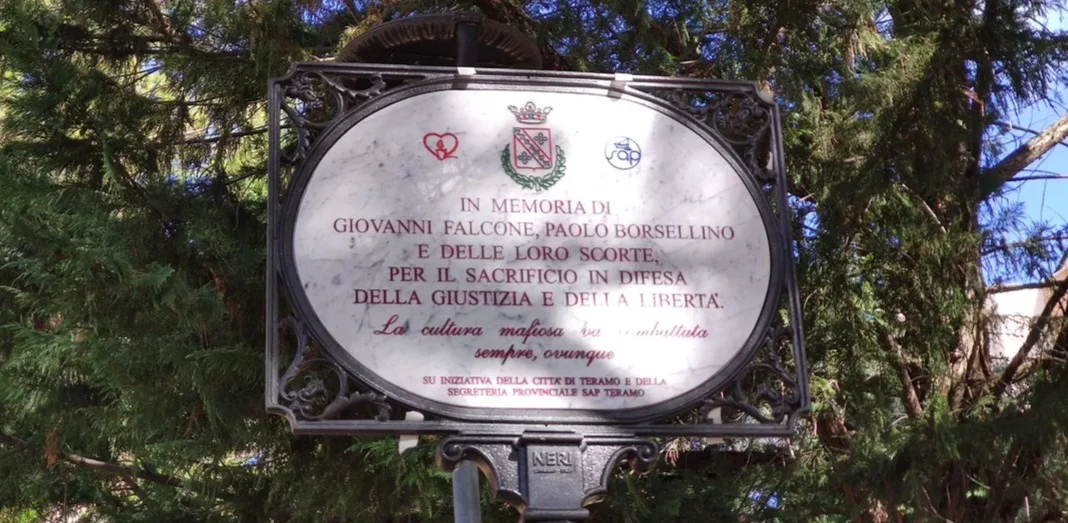 FOTO e VIDEO | Teramo rende omaggio a Falcone e Borsellino: intitolata l’area verde di via Tosti