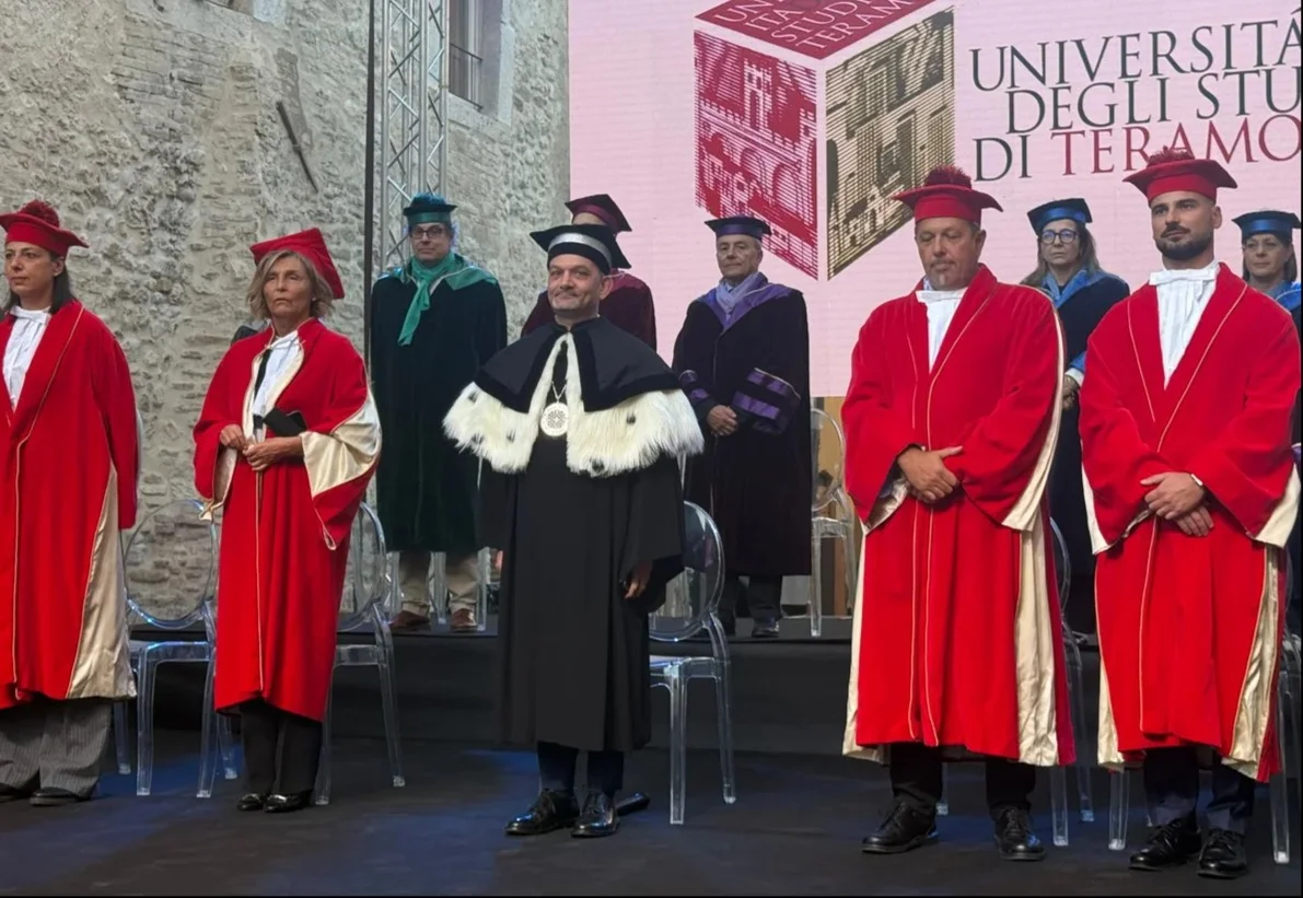 VIDEO e FOTO | Pergamene nel centro della città di Teramo ai Dottori di ricerca dell'Unite