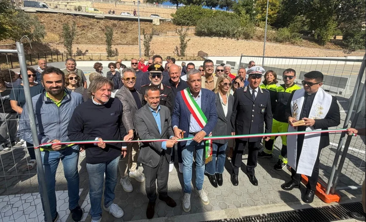 Atri, tagliato il nastro per il nuovo parcheggio nell'ex scuola Mambelli