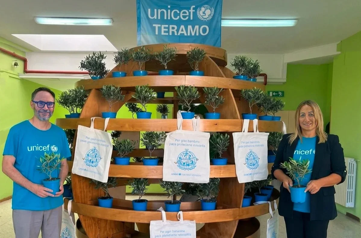 Il futuro della pace comincia a scuola: Unicef dona 200 piantine di ulivo