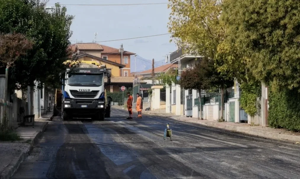 Lavori pubblici, inizia da via Po il piano asfalti di Castelnuovo