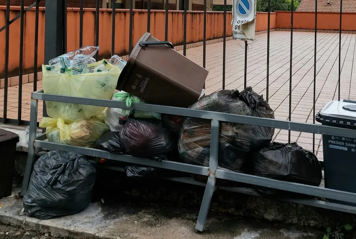 FOTO | Rifiuti abbandonati sotto l'abitazione di Carginari
