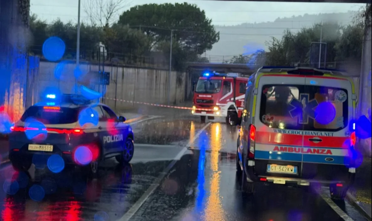 Maltempo, auto bloccata: sottopasso chiuso a Sant'Atto