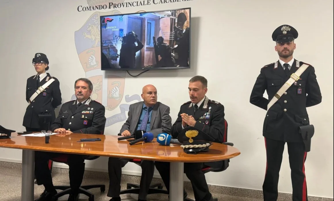 VIDEO e FOTO | Operazione antidroga a Giulianova Paese, nove gli arrestati con 5 donne
