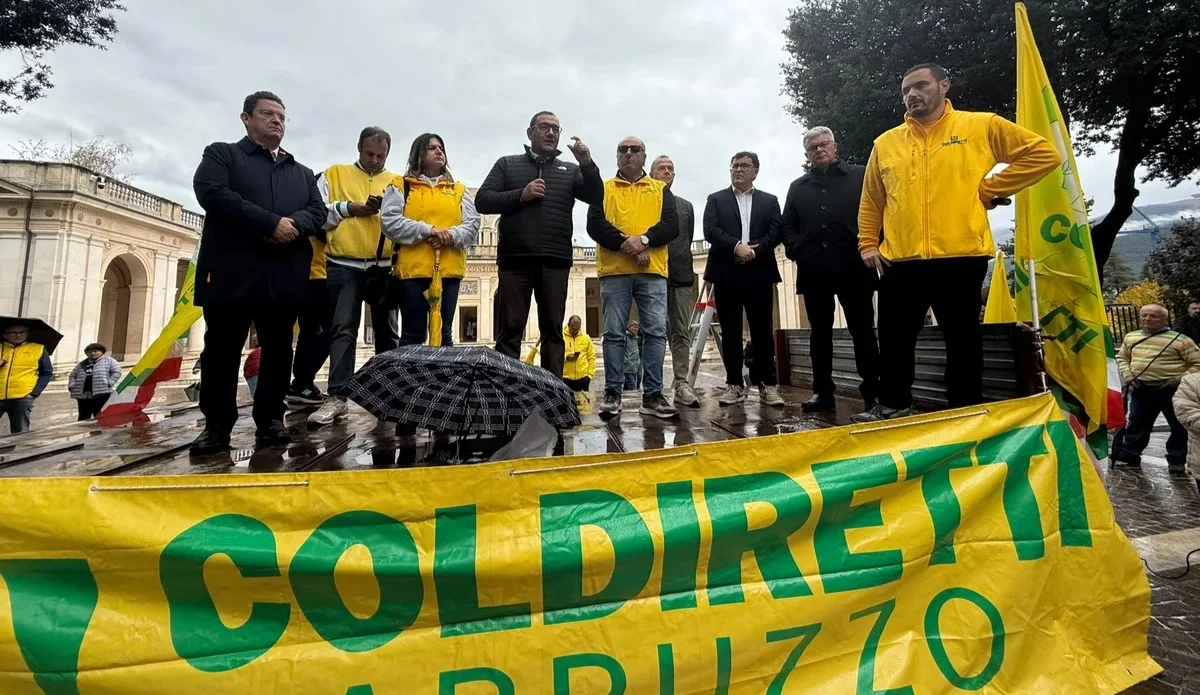 FOTO | Caro Gasolio, Imprudente annuncia fondi per le imprese agricole