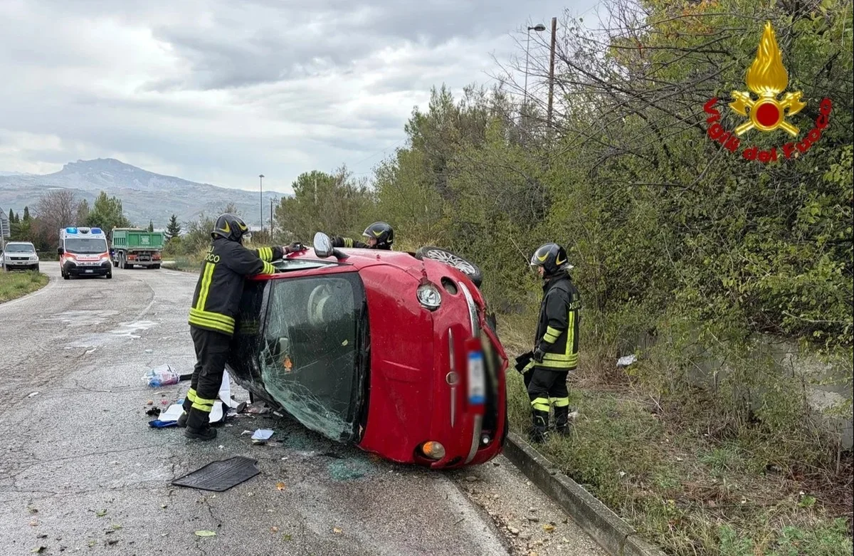 Si ribalta in auto ad Ancarano, va bene ad una 24enne