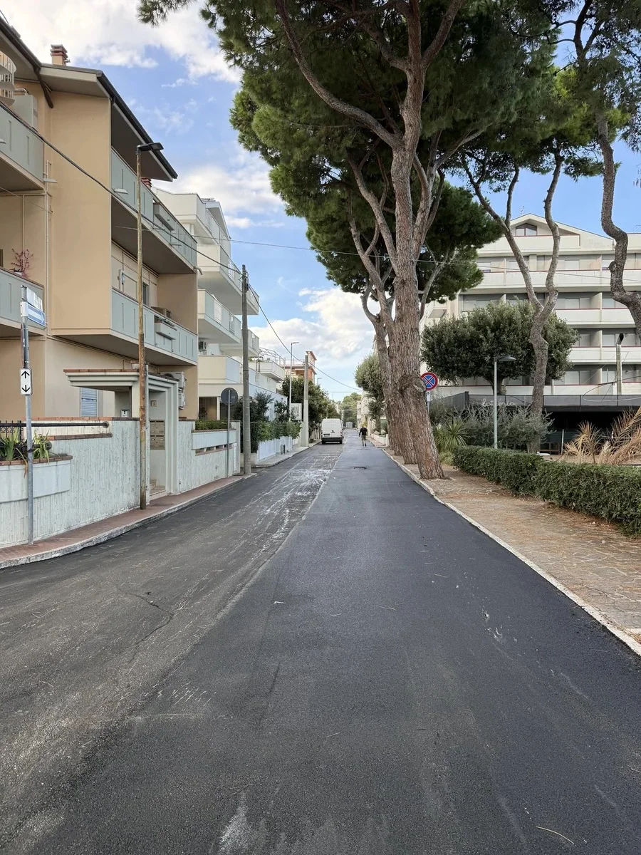 Roseto, conclusi oggi i lavori di rifacimento del manto stradale in via Somalia