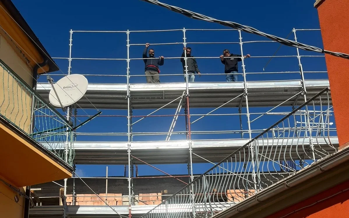 FOTO | Piano Grande di Torricella Sicura, eclatante protesta di tre operai stranieri
