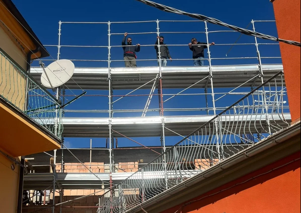 La protesta funziona: i tre operai  scendono dall'impalcatura del cantiere a Piano Grande