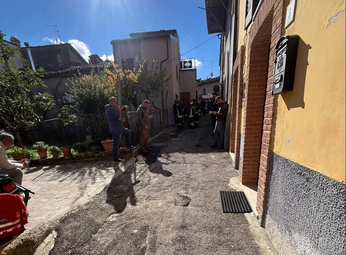 Torricella, la protesta funziona e così altri 10 operai salgono sull'impalcatura per chiedere stipendi