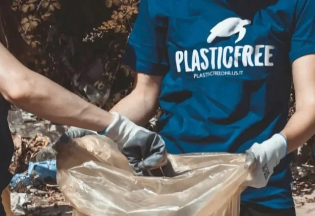 Roseto plastic free, giornata di pulizia della spiaggia