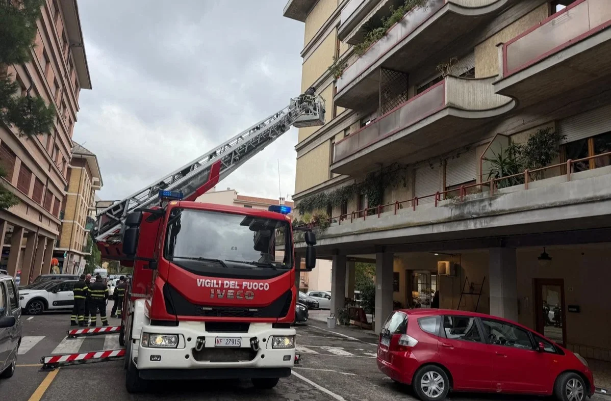 FOTO | Calcinacci in via Gasbarrini, traffico chiuso per le verifiche
