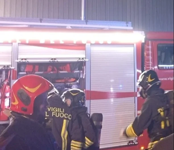 FOTO e VIDEO | Incendio nell'ex fonderia Veco di Martinsicuro