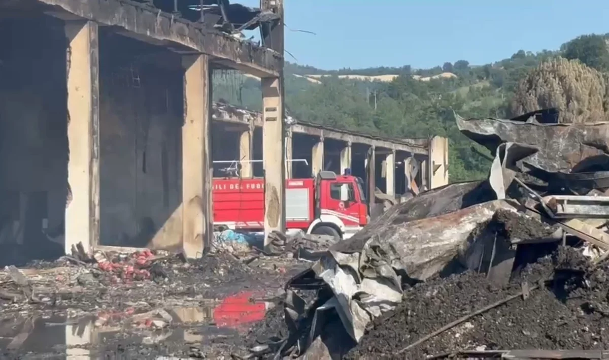 VIDEO | Spento dopo 5 giorni l’incendio al magazzino della Lazzaroni