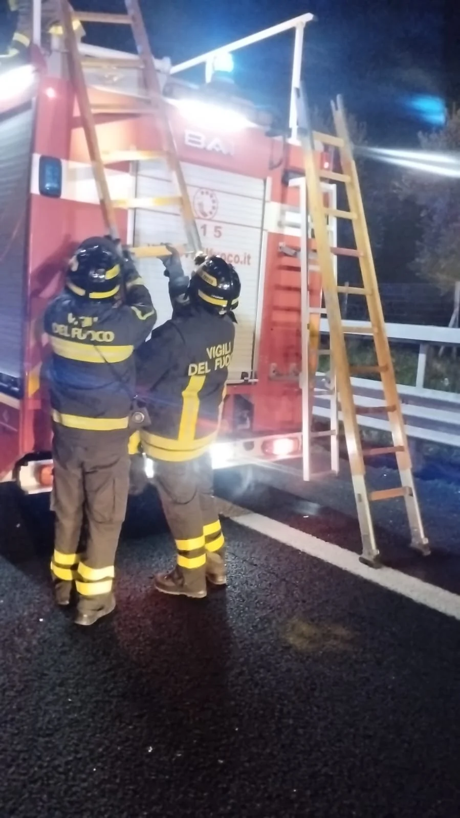 Incidente in A14, tetto di un camion si stacca e finisce sull’asfalto urtando contro auto
