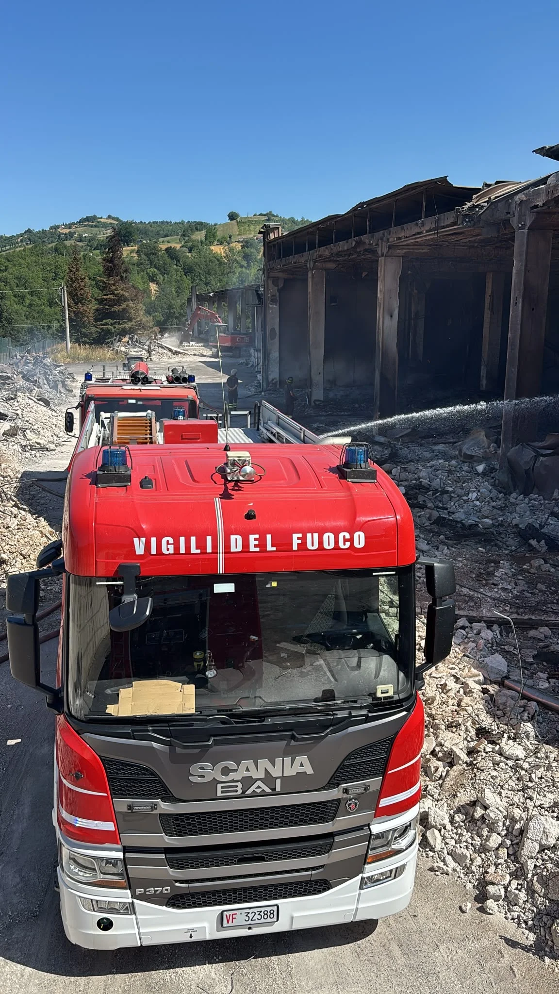 Incendio Lazzaroni, proseguono le operazioni dei vigili del fuoco