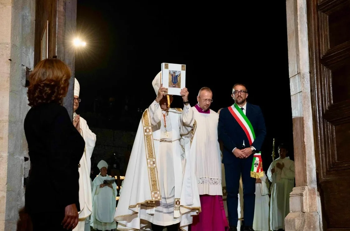 FOTO | Perdonanza, aperta la Porta Santa di Collemaggio