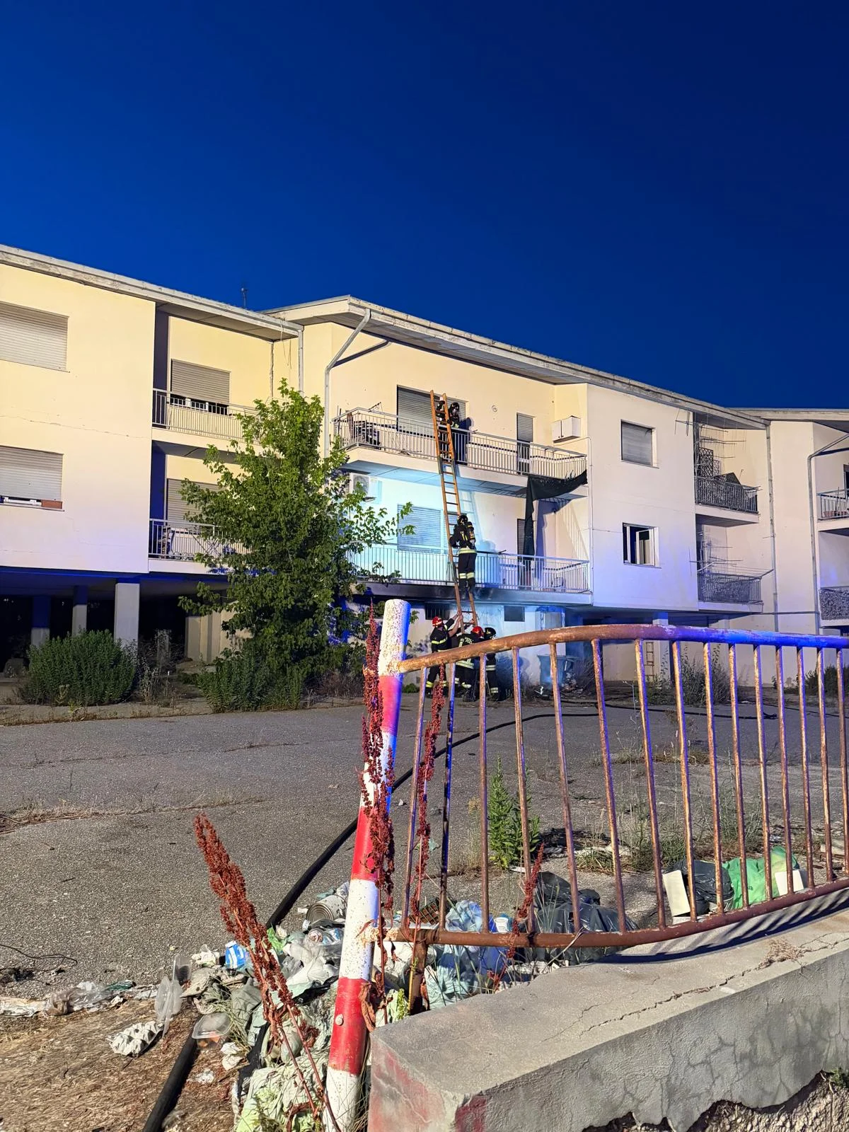FOTO | Incendio in una palazzina Ater di Colleatterrato