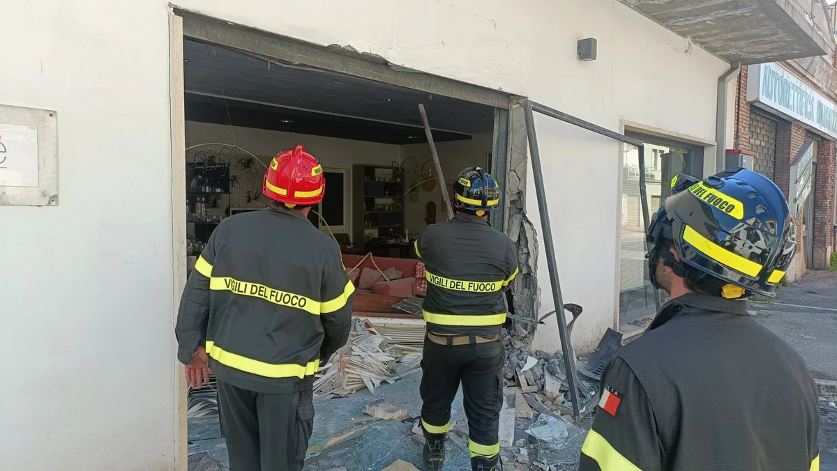 Camper finisce contro la vetrina di un negozio: famiglia in ospedale