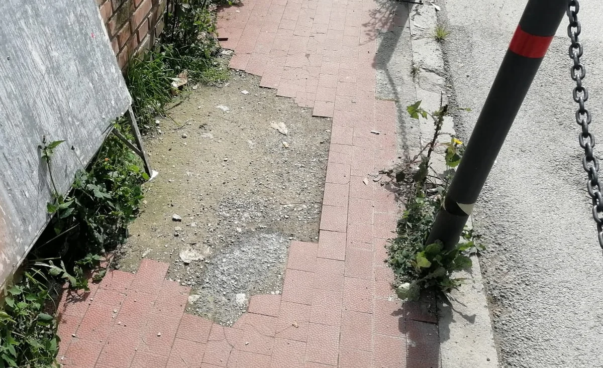 FOTO | Via Roma abbandonata, marciapiedi impraticabili e pericolosi